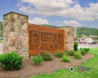 Ski/MTB/Golf Condo (#124) - Slope side | Wonderful mountain & golf course views! - Basye - Edificio