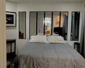 Lucky Duck Private Room-Near Mendenhall Glacier And Auke Bay Offering Discount On Tours! - Juneau - Bedroom