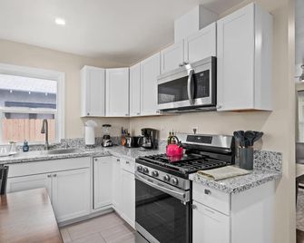 Cozy 2B/1Bth w Spacious Parking inside Fence - Fresno - Kitchen