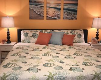 New listing 3bd/2bt Sleeps 8 'Sunset Paradise Villa' on canal Big Pine Key - Big Pine Key - Schlafzimmer