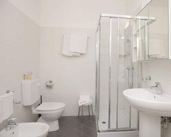Hotel Mediterranee - Génova - Baño