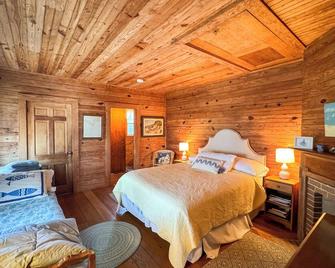 Stunning Oceanfront Home in Chilmark. 2 minutes to the beach. - Chilmark - Bedroom