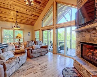 Breathtaking Mountain Views, Hot Tub, Pool Table, Arcade, & Pet Friendly - Cleveland - Living room