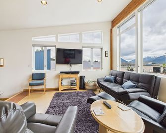 Mountain View Apartment Near Trails & Searhc - Juneau - Living room