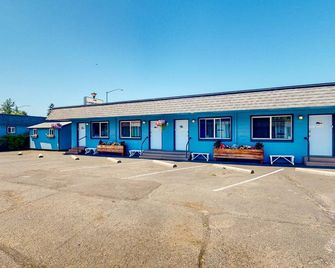 Retro beach hideaway with fast WiFI - walk to downtown attractions - Bandon