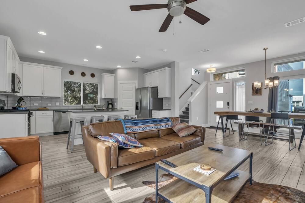 Modern Home with pool downtown (30 day plus) - אוסטין - סלון