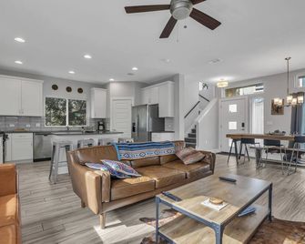 Modern Home with pool downtown (30 day plus) - אוסטין - סלון