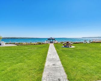 Rooftop Deck, Bay Views! Traverse City Penthouse - Traverse City