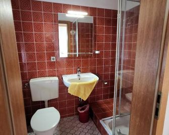 Hotel Garni Austermayer - Traunreut - Badkamer