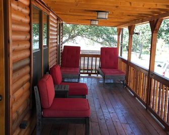 Escape to Stillwaters Ranch Cabin - Llano - Balcony