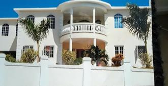 15 Mins To Airport. Entire 1st Floor 2 Bedrooms, 2 Bathrooms Sleeps 5 No Sharing - Montego Bay - Κτίριο