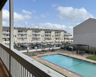 Mariners Village Tranquil Condo - Seabrook - Pool