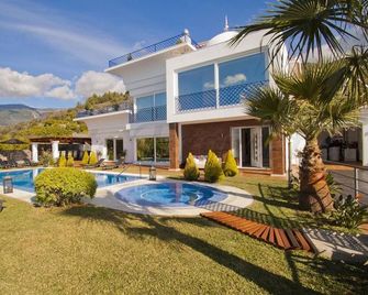 New luxury villa, 5 bedrooms, 5 bathrooms, private pool - Canillas de Albaida - Pool