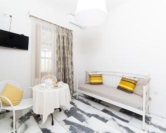 Agerino - Moutsouna - Comedor