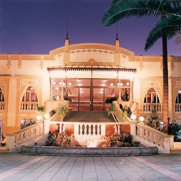 ديلفينو بيتش هوتل