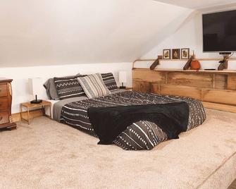 Cozy air conditioned 3 bedroom house, fire pit, grill, hot tub, run all year! - Greenville - Bedroom