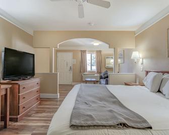 Shasta Pines Motel & Suites - Burney - Bedroom