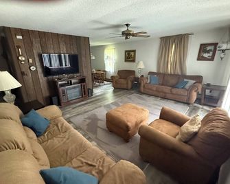 Rend Lake House only a 1/2 mile from Rend Lake Dam - Benton - Living room