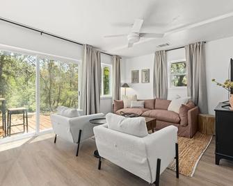 The River House at Kaweah River - Three Rivers - Living room