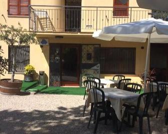 Chiaraluce Country House - Massignano - Patio