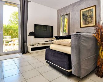 Lovely Apartment In Orange With Kitchen - Orange - Salon