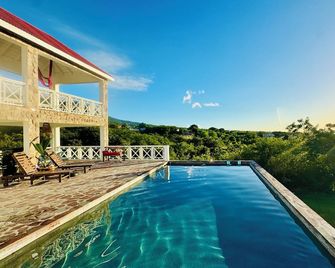 New listing: oversized rooms, yoga pavilion, saltwater pool and kids zip line! - Charlestown - Piscina