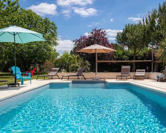 Gite 4 personnes avec piscine entre Saintes et Royan - Saintes - Pileta
