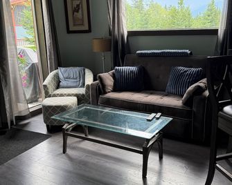 Pine Marten Wilderness Cabin - Hot Tub & Mountain Views - Golden - Salon