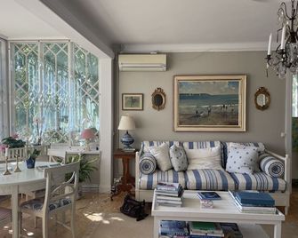 Historic Designer Villa in Swedish Archipelgo near Stockholm Special offer now! - Dalarö - Sala de estar