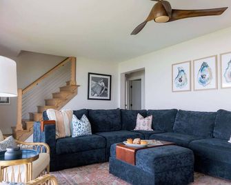 Waterfront Tilghman Retreat with Dock, Fire Pit & Sunsets - Tilghman Island - Living room