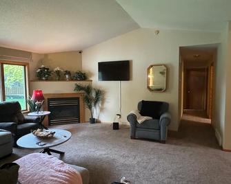 Relax and worry less in this peaceful home! - Moorhead - Living room