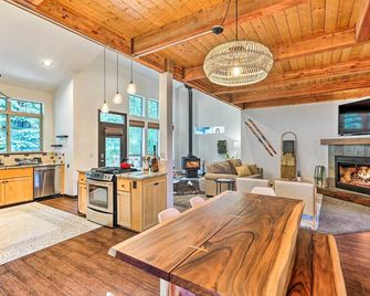 Mountain-Modern Unit: Golf, Hike, Ski & More! - Bend - Living room