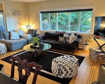 Resort Style Chalet in the Forest with a Tennis Court near Grouse Mountain - North Vancouver - Living room