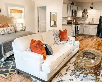 New Studio Apt w KING Bed 1mi to Columbias Sq - Columbia - Living room