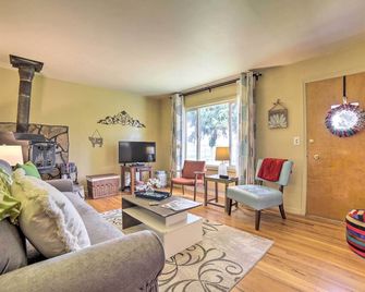 Idaho Falls Farmhouse about 11 Mi to Downtown! - Idaho Falls - Living room