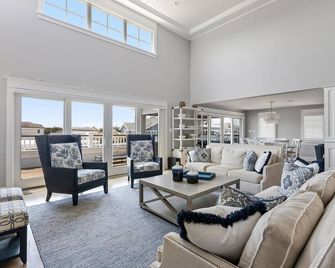 Spacious deck has ocean views as home is across the street from the beachblock. - Avalon - Sala de estar