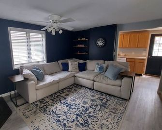 The Oar House on Vineyard lake - Brooklyn - Living room