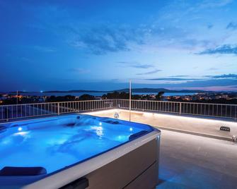 Rooftop Holiday House - Brodarica - Pool