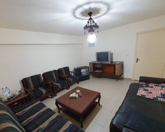 Apartment in Madaba/ 400m near Madaba old city - Madaba - Pokój dzienny
