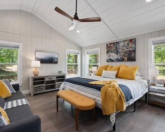 53 Acre Ranch w/Pool, Spa, Lake, Game Room & More! - La Grange - Bedroom