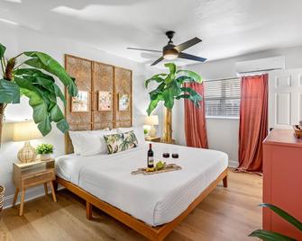 Coconut Grove Tropical Haven: Your Seaside Oasis, Just 5 Minutes from the Beach! - Belleair Bluffs - Habitación