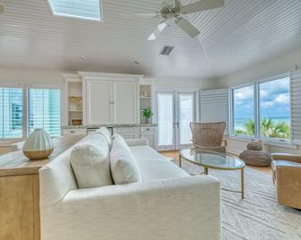Sea Oats Beach House and Bungalow - 5 Bedroom Direct Gulf Front with a Pool! - Belleair Bluffs - Sala de estar