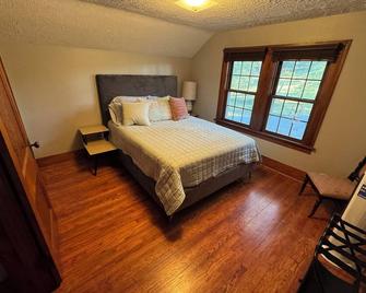 Charming 3-bedroom farmhouse just outside Blair with 3 acres of walking trails - Blair - Habitación