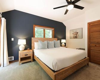 Luxury Mountaintop Family Retreat - Stuarts Draft - Bedroom
