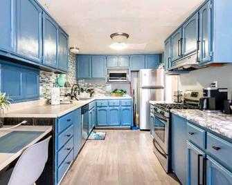 Bella Vista Villa - Pittsburg - Kitchen