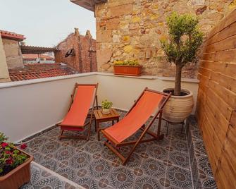 Ivy Ayvalik Coffee & Wine & Hotel - אייבאליק - מרפסת