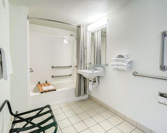 Motel 6 Thornton - Thornton - Bathroom