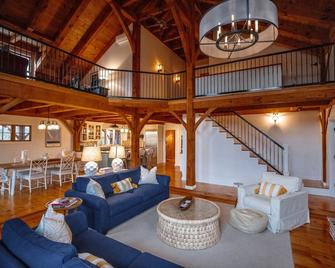 Great Location! High-End Coastal Country Retreat - Middletown - Oturma odası