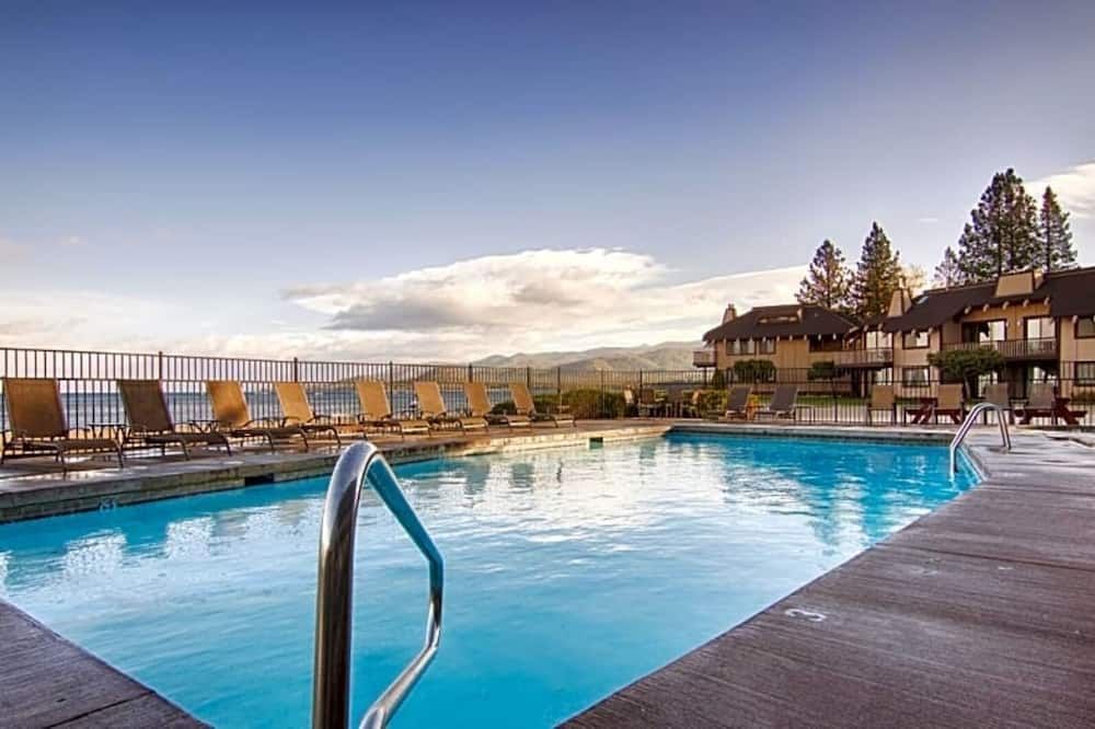 Resort Retreat with a Private Beach: Lodge Rooms, Balcony Lakeview, Fireplace - South Lake Tahoe - Pool