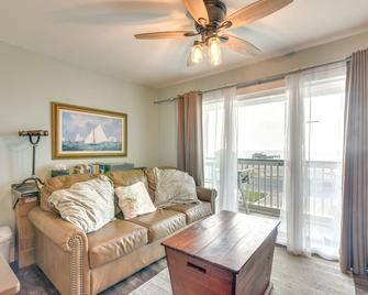 Pool and Ocean Views Beachfront Condo in Galveston - Galveston - Living room